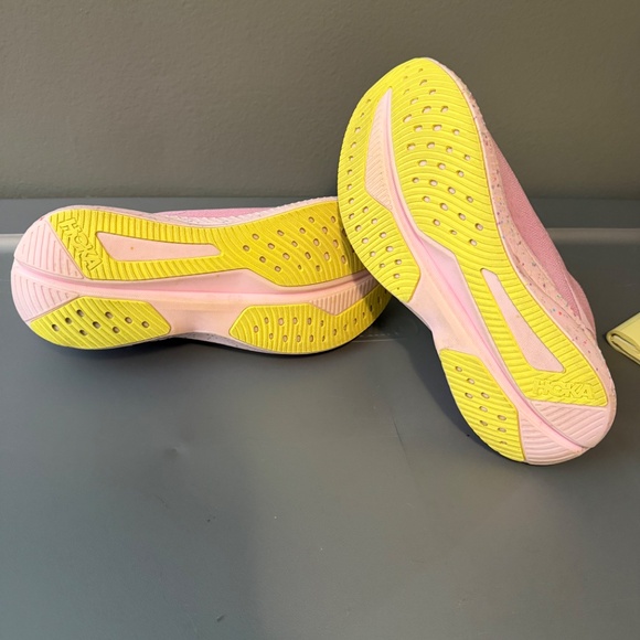 Hoka Mach 6 women's size 8.5 Pink twilight/ lemonade color way - Picture 5 of 6